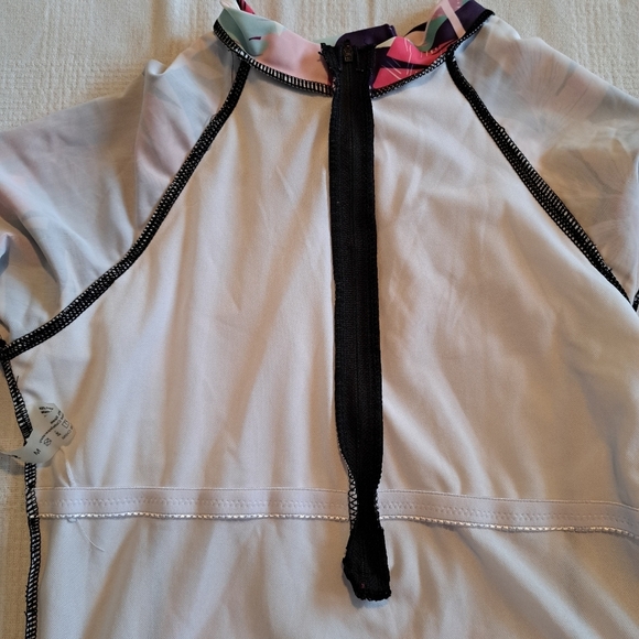 Shein women's size M rashguard swim suit, front is lined, 1/2 zipper EUC - Picture 6 of 6